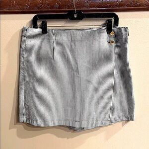 Jones New York women’s Black and White Striped skorts textured cotton size 10